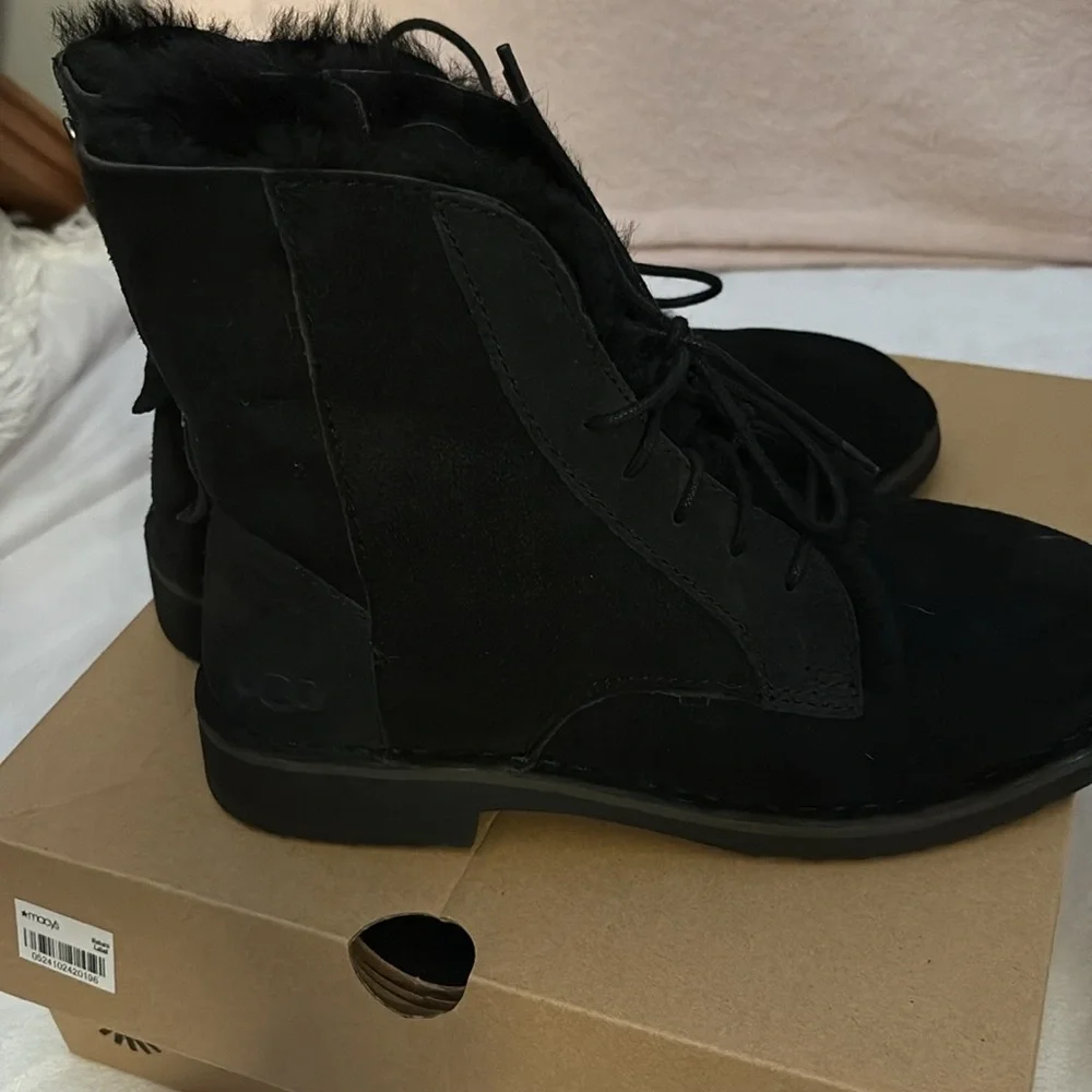 UGGS - Picture 4 of 7